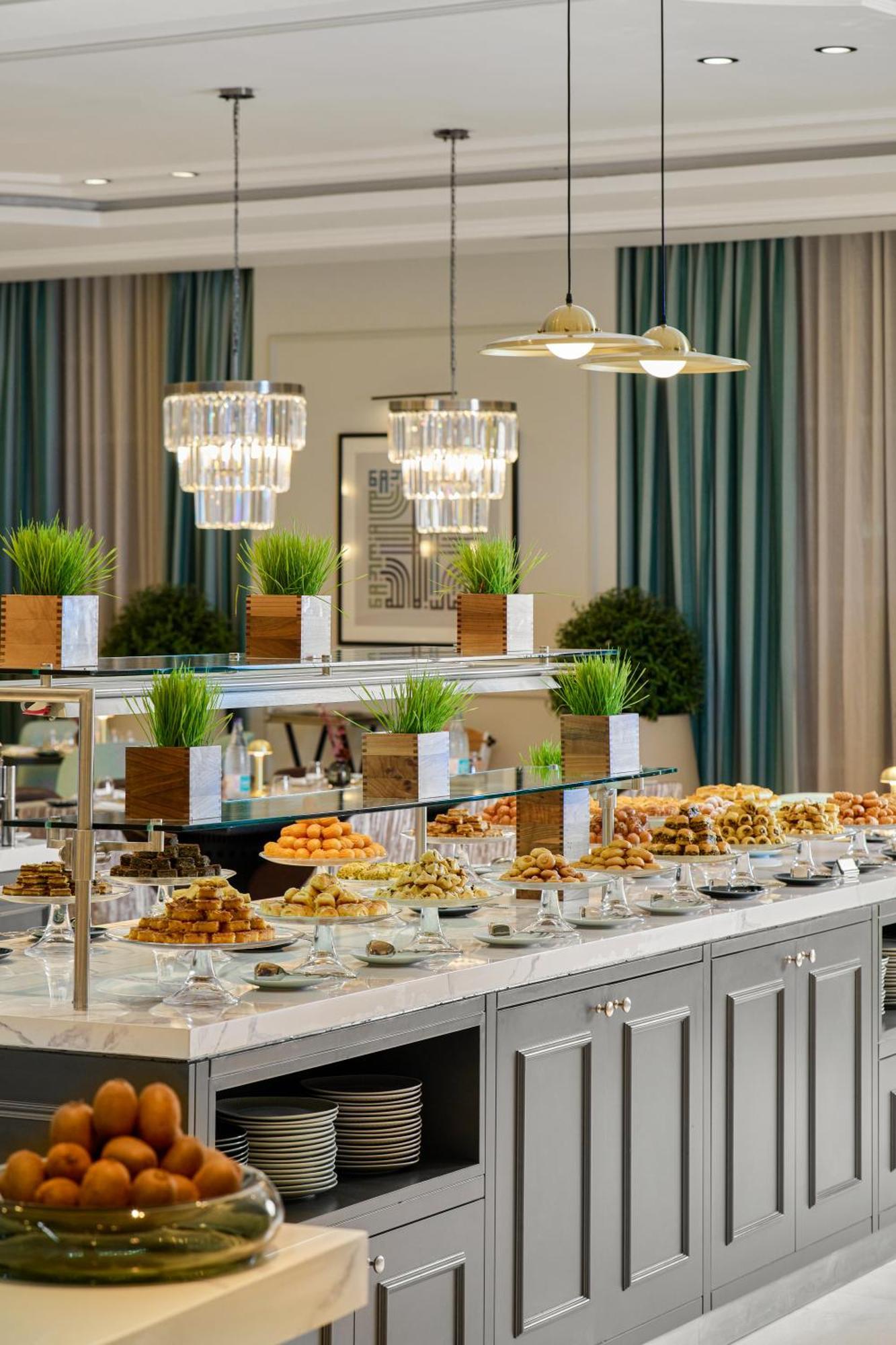 Address Jabal Omar Makkah Aparthotel Mekka Buitenkant foto A buffet at a hotel